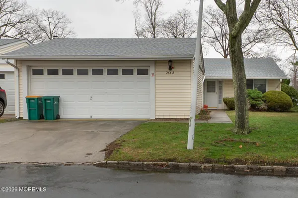Property Slideshow image 3 of 31 | 264b crosse dr, Monroe, NJ, 08831