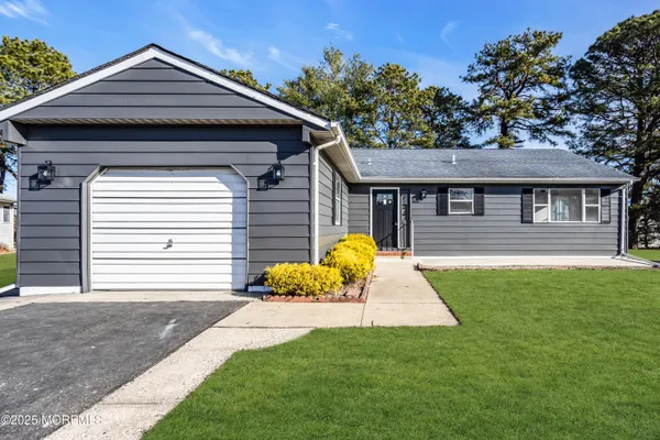 Property Slideshow image 3 of 54 | 9 gramercy ct, Toms River, NJ, 08757