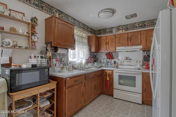Property Slideshow image 2 of 11 | 8 lexington dr b, Whiting, NJ, 08759