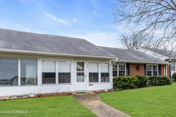 Property Slideshow image 3 of 36 | 933b thornhill ct, Lakewood, NJ, 08701