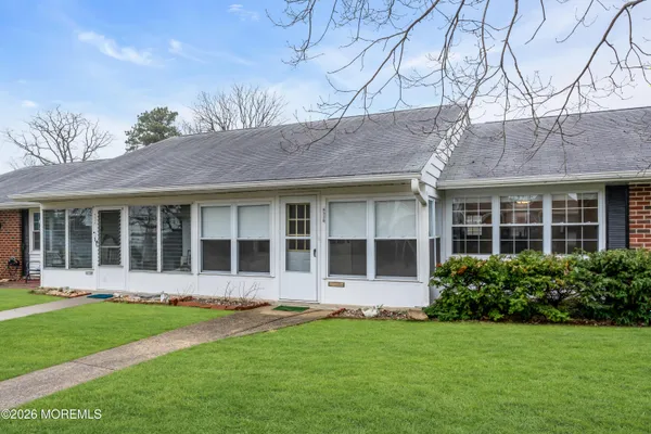 Property Slideshow image 2 of 36 | 933b thornhill ct, Lakewood, NJ, 08701