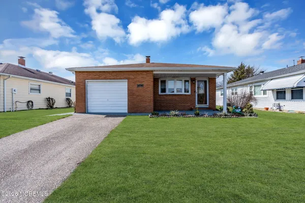 Property Slideshow image 2 of 28 | 25 spanish wells st, Toms River, NJ, 08757