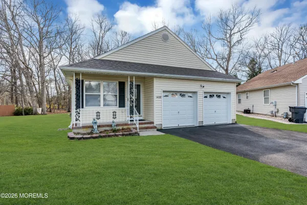 Property Slideshow image 3 of 17 | 1428 petunia way, Toms River, NJ, 08755