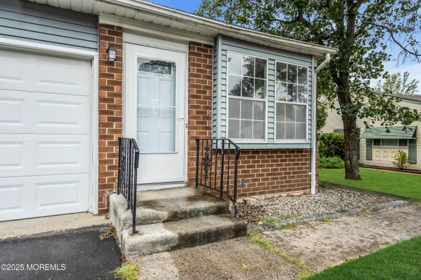 Property Slideshow image 3 of 21 | 4b pembroke ln 52, Whiting, NJ, 08759