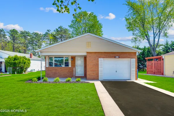 Property Slideshow image 2 of 37 | 47 normanton ct, Toms River, NJ, 08757