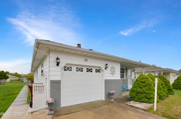 Property Slideshow image 2 of 19 | 32 bonaire dr, Toms River, NJ, 08757
