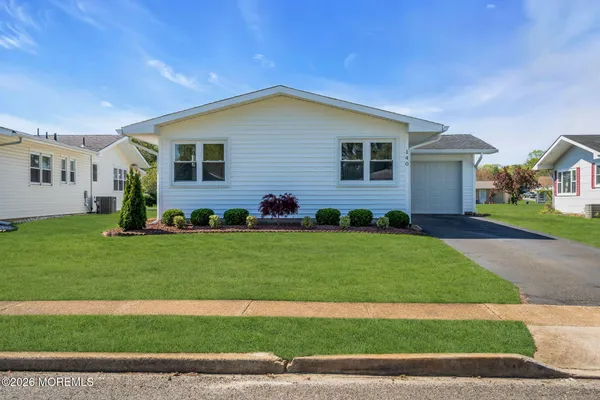 Property Slideshow image 2 of 29 | 140 clay cir, Brick, NJ, 08724