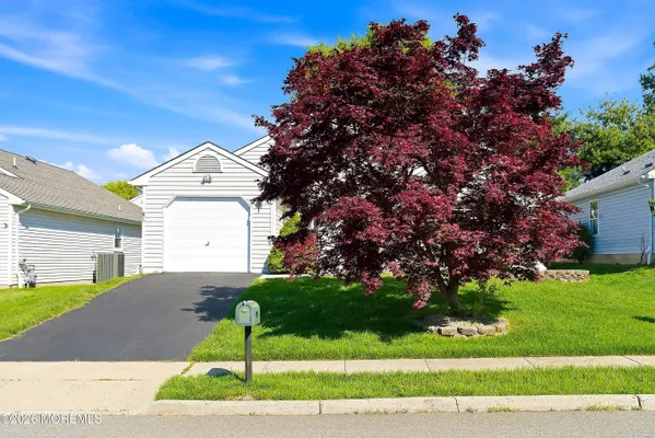 Property Slideshow image 2 of 37 | 10 springhill dr, Brick, NJ, 08724