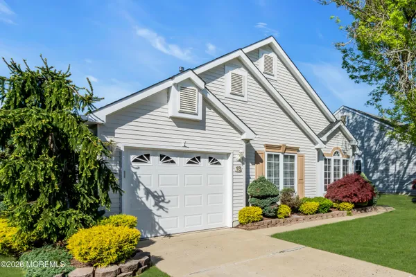 Property Slideshow image 2 of 32 | 18 grosunor ct, Jackson, NJ, 08527
