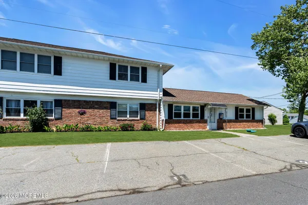 Property Slideshow image 2 of 15 | 2 utah dr 143, Matawan, NJ, 07747