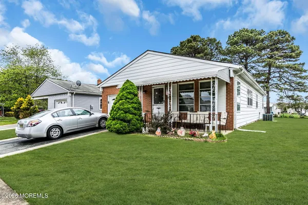 Property Slideshow image 2 of 24 | 4 brisbane ct, Toms River, NJ, 08757