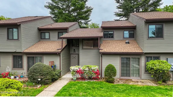 Property Slideshow image 3 of 49 | 17 belmont ct d, Red Bank, NJ, 07701