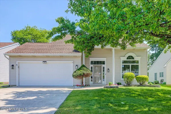 Property Slideshow image 2 of 33 | 212 wagon wheel ln, Columbus, NJ, 08022