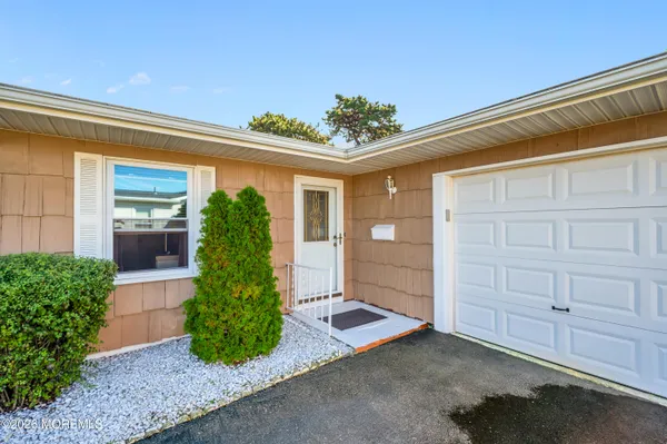 Property Slideshow image 2 of 25 | 6 heywood ct, Brick, NJ, 08724