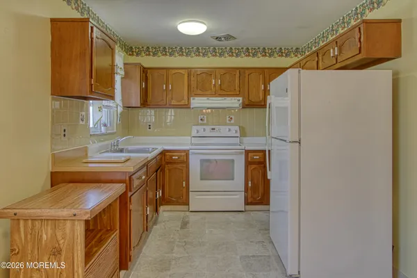 Property Slideshow image 2 of 22 | 992 constitution blvd b, Whiting, NJ, 08759