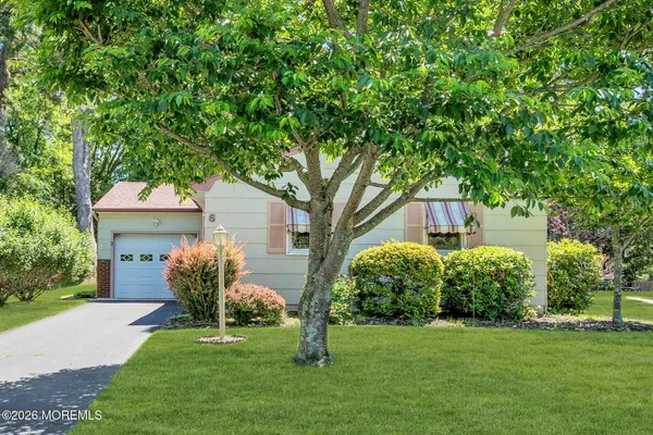 Property Slideshow image 2 of 27 | 6 woodbury ct, Toms River, NJ, 08757