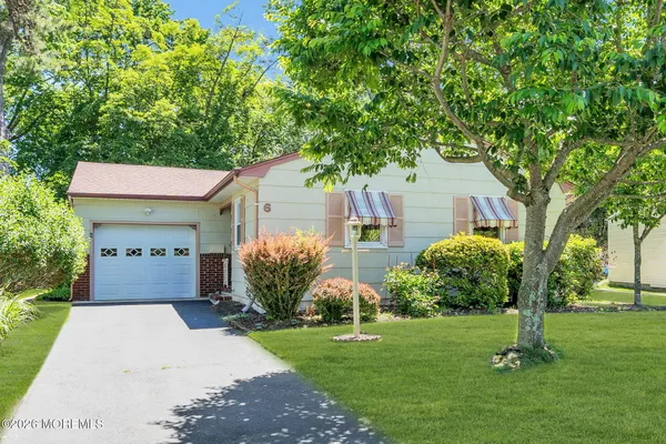 Property Slideshow image 3 of 27 | 6 woodbury ct, Toms River, NJ, 08757