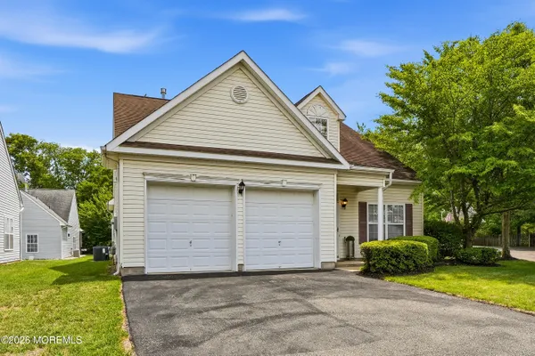 Property Slideshow image 2 of 47 | 5 holly manor ct, Helmetta, NJ, 08828