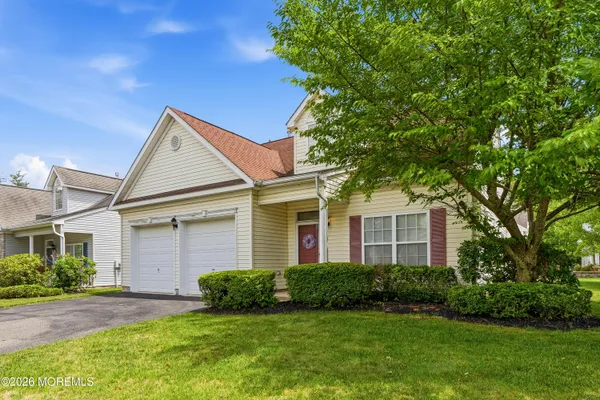 Property Slideshow image 3 of 47 | 5 holly manor ct, Helmetta, NJ, 08828