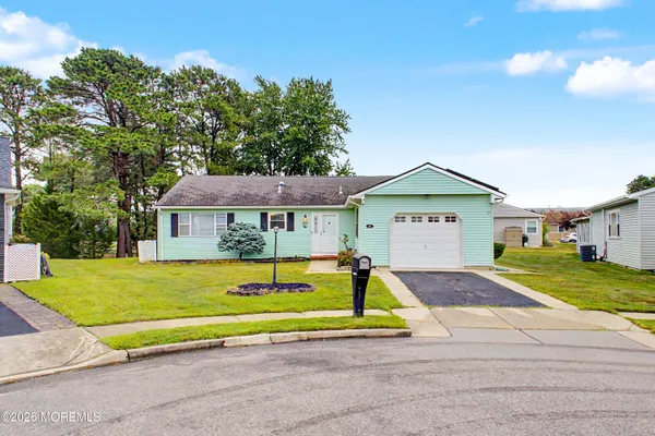 Property Slideshow image 3 of 32 | 20 thronbury ct, Toms River, NJ, 08757