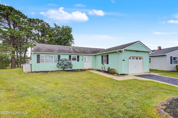 Property Slideshow image 2 of 32 | 20 thronbury ct, Toms River, NJ, 08757