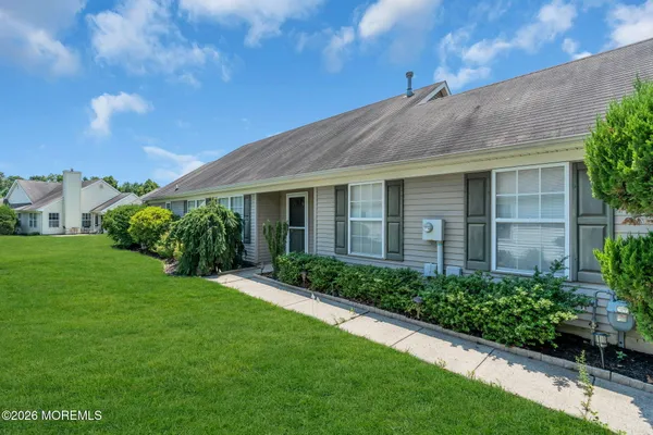 Property Slideshow image 3 of 36 | 5 round valley ln, Lakewood, NJ, 08701