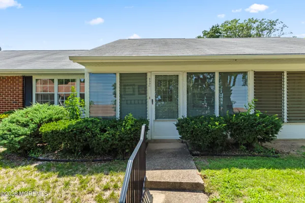 Property Slideshow image 3 of 33 | 933c thornhill ct, Lakewood, NJ, 08701