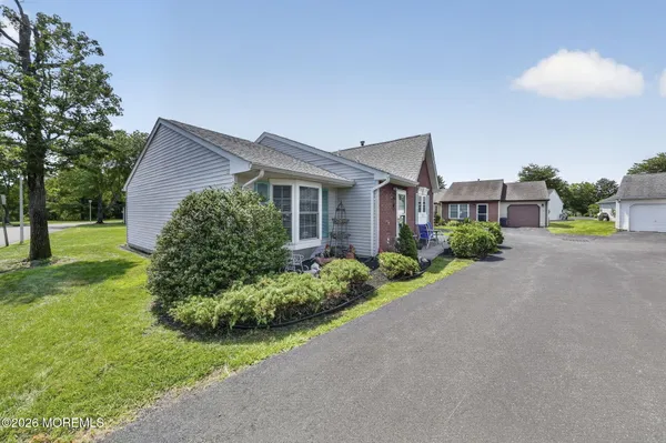 Property Slideshow image 2 of 44 | 33 carnaby close, Freehold, NJ, 07728