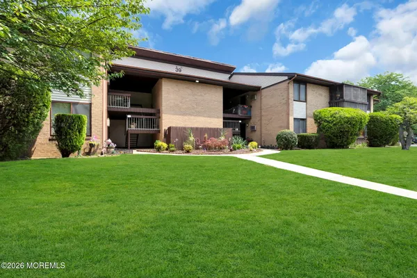 Property Slideshow image 2 of 21 | 39 meadow green cir d, Manalapan, NJ, 07726
