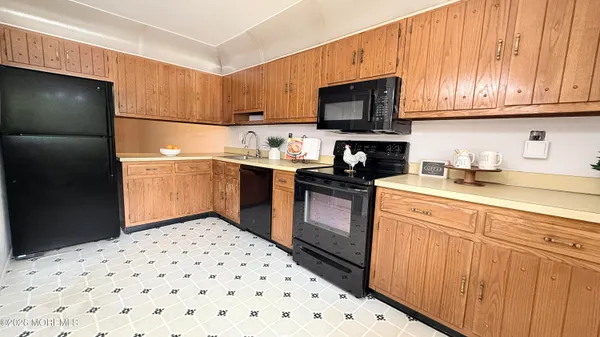Property Slideshow image 3 of 14 | 181 arrowood rd b, Manalapan, NJ, 07726