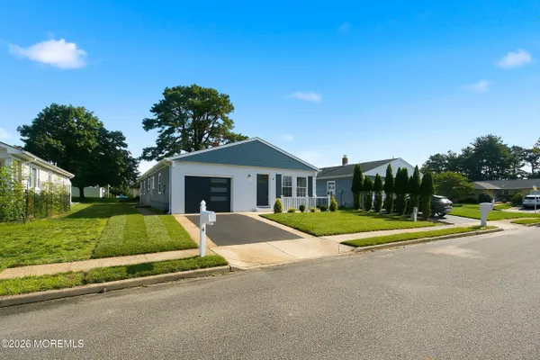 Property Slideshow image 2 of 45 | 4 pebble beach ct, Toms River, NJ, 08757