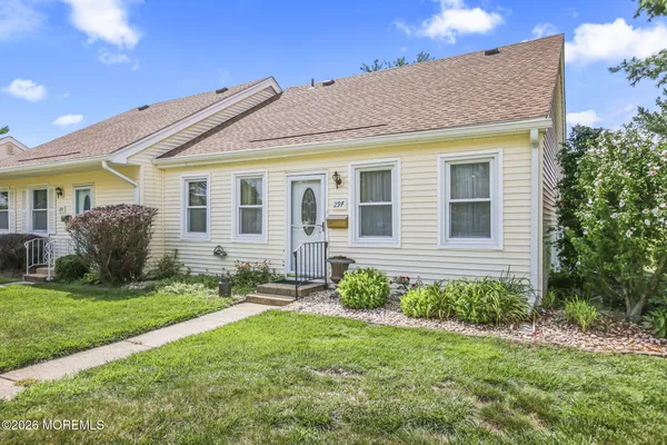 Property Slideshow image 2 of 29 | 29 plaza de las flores f, Freehold, NJ, 07728