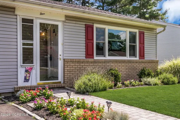 Property Slideshow image 3 of 24 | 4 basset dr, Toms River, NJ, 08757