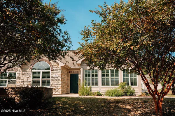 Property Slideshow image 3 of 54 | 123 w chelsea ct, Southern Pines, NC, 28387