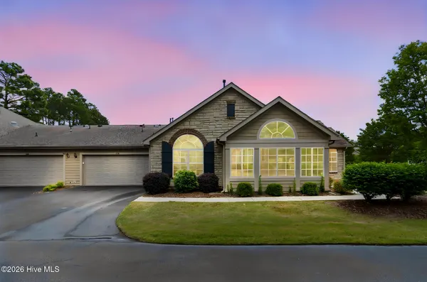 Property Slideshow image 2 of 47 | 124 w chelsea ct, Southern Pines, NC, 28387