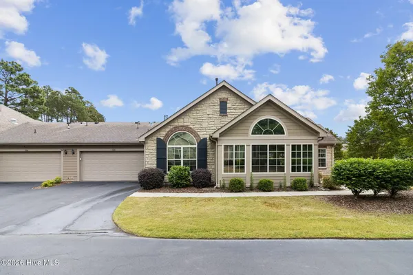 Property Slideshow image 3 of 47 | 124 w chelsea ct, Southern Pines, NC, 28387