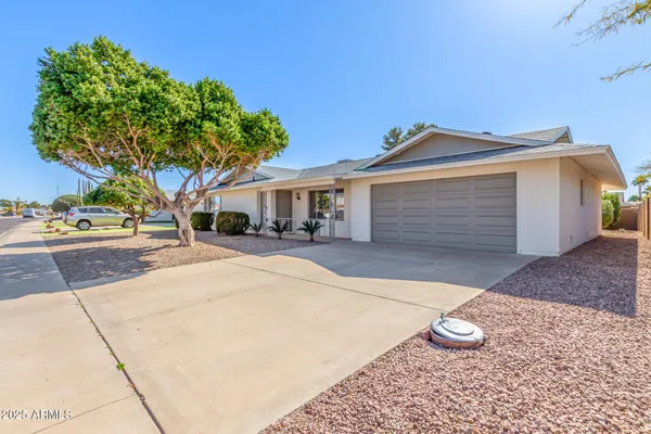 Property Slideshow image 3 of 29 | 9827 w lindgren ave, Sun City, AZ, 85373