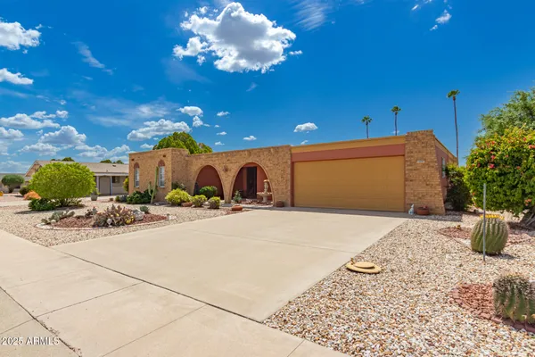 Property Slideshow image 3 of 34 | 10207 w oak ridge dr, Sun City, AZ, 85351