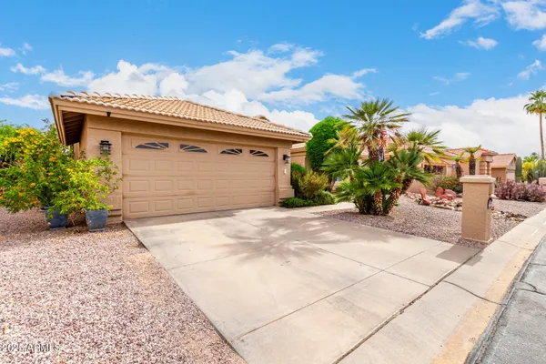 Property Slideshow image 2 of 34 | 9529 e arrowvale dr, Sun Lakes, AZ, 85248