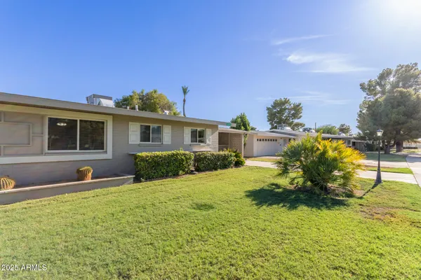 Property Slideshow image 3 of 44 | 10219 w snead cir, Sun City, AZ, 85351