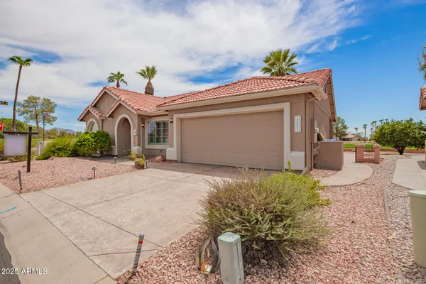 Property Slideshow image 3 of 37 | 1581 e augusta ave, Chandler, AZ, 85249