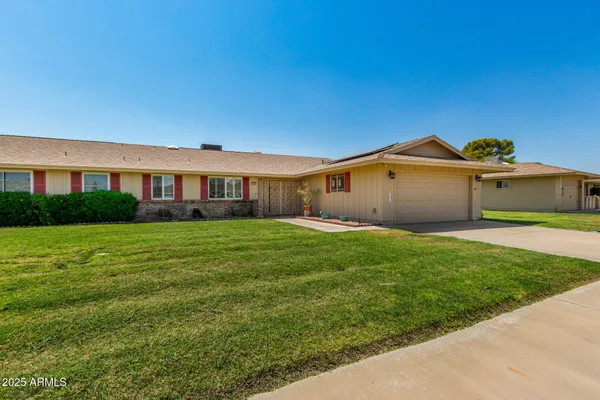 Property Slideshow image 3 of 32 | 10615 w roundelay cir, Sun City, AZ, 85351