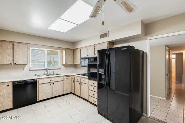 Property Slideshow image 3 of 38 | 14409 n mcphee dr, Sun City, AZ, 85351