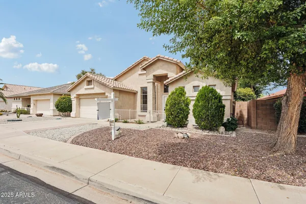 Property Slideshow image 3 of 65 | 17620 w weatherby dr, Surprise, AZ, 85374