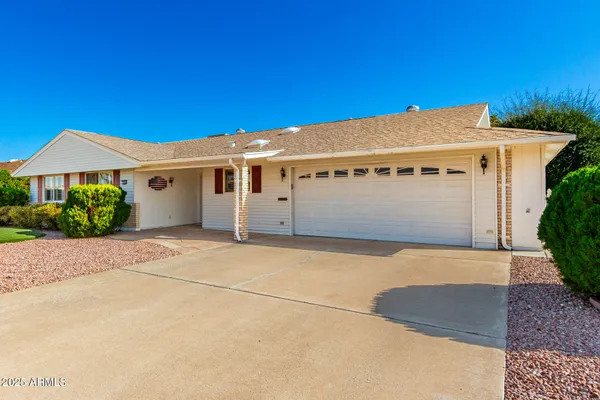 Property Slideshow image 2 of 25 | 9906 w kingswood cir, Sun City, AZ, 85351