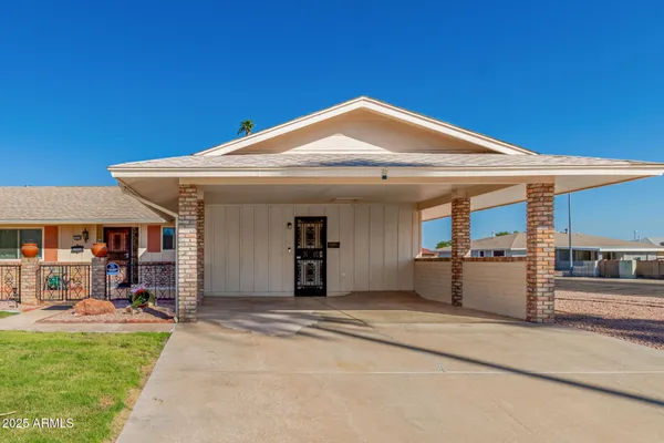 Property Slideshow image 2 of 36 | 10439 w kingswood cir, Sun City, AZ, 85351