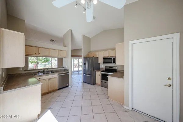 Property Slideshow image 2 of 38 | 6926 s oakmont dr, Chandler, AZ, 85249