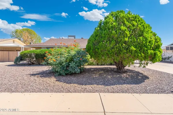 Property Slideshow image 2 of 32 | 10351 w pinehurst dr, Sun City, AZ, 85351