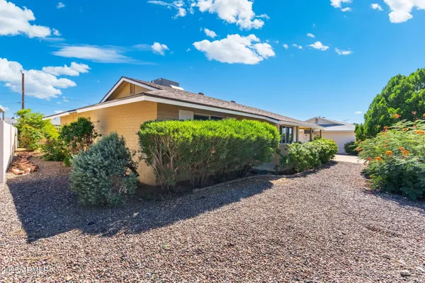 Property Slideshow image 3 of 32 | 10351 w pinehurst dr, Sun City, AZ, 85351