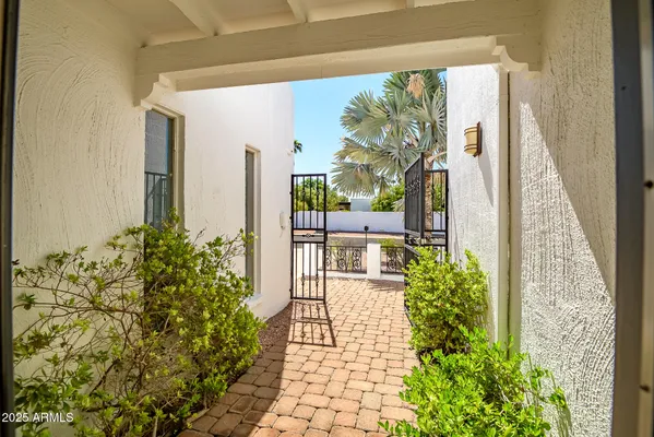 Property Slideshow image 3 of 37 | 110 e piping rock rd, Phoenix, AZ, 85022